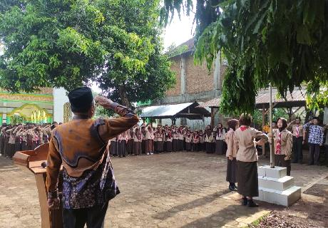 Upacara Hari Pahlawan di Madrasah Sultan Fattah Jepara